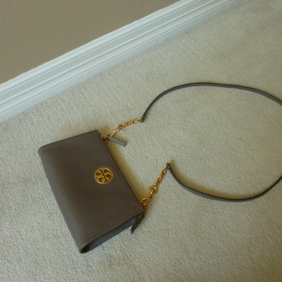 TORY BURCH Logo 'Carson' Silver Maple Leather Crossbody Bag (NEW) - Picture 10 of 12